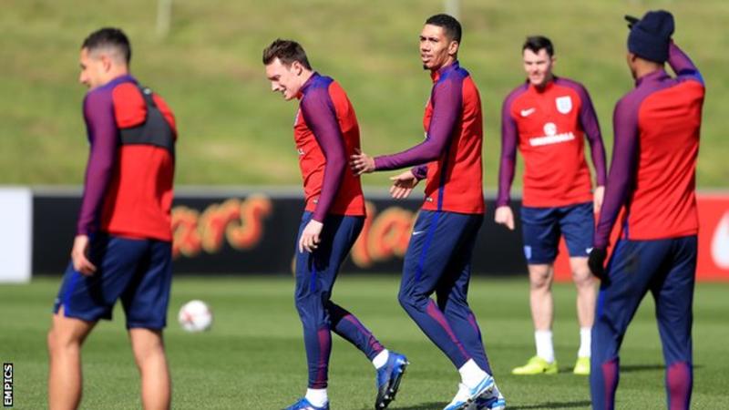 Jones & Smalling Tak Bisa 'Tersenyum' Lama